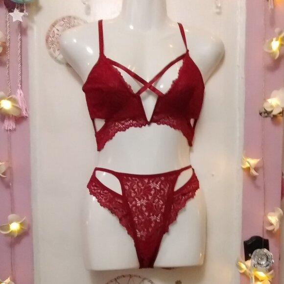 Sultry (L) Caged and Keyhole Rich Red Lingerie Set - Picture 2 of 11